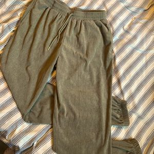 Super cute and comfy casual corduroy sweat-outfit. Light olive green